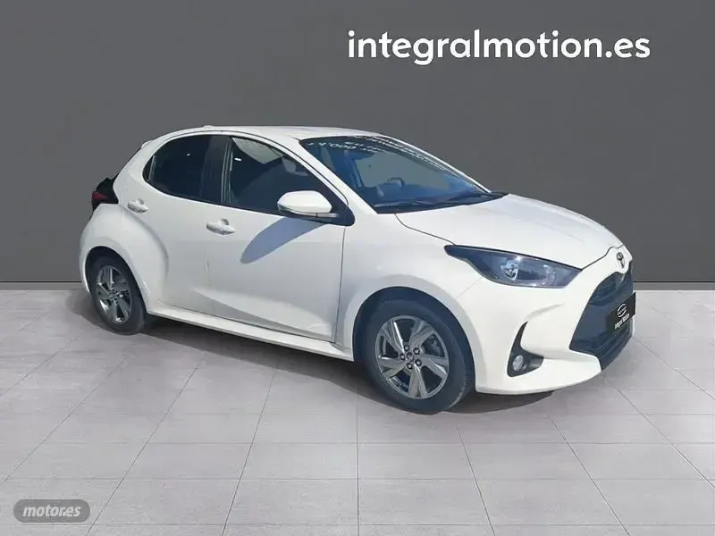Usado Toyota Yaris Hybrid Active 115 CV (84 kW) 2025 Blanco Berlina