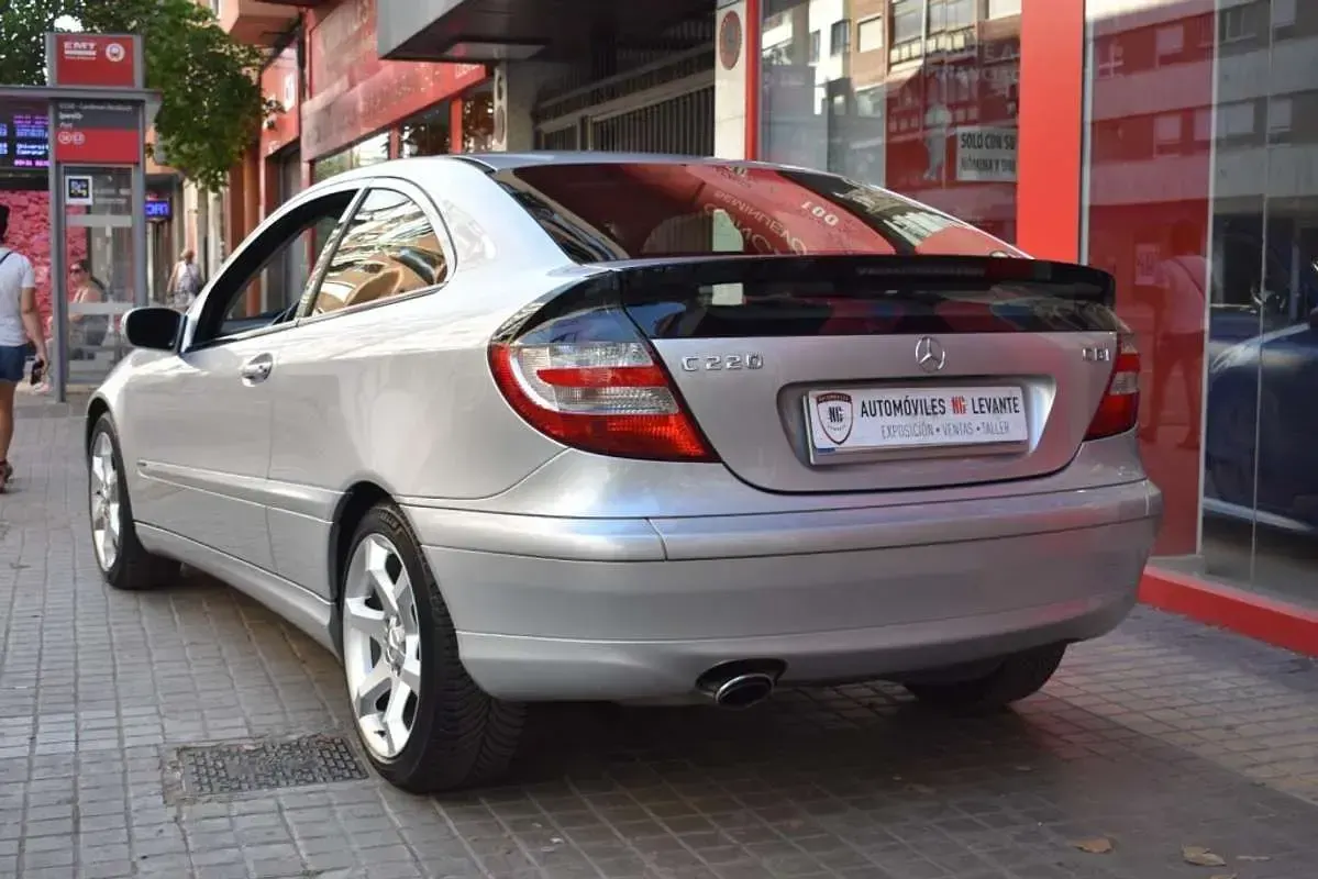 Usado Mercedes C220 Sport Edition 150 CV (110 kW) 2007 Plateado Coupe