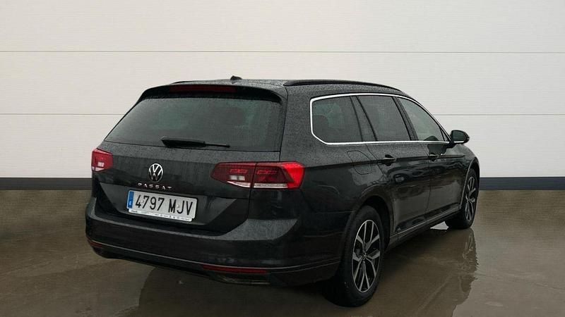 Usado VW Passat Executive 150 CV (110 kW) 2023 Negro Familiar
