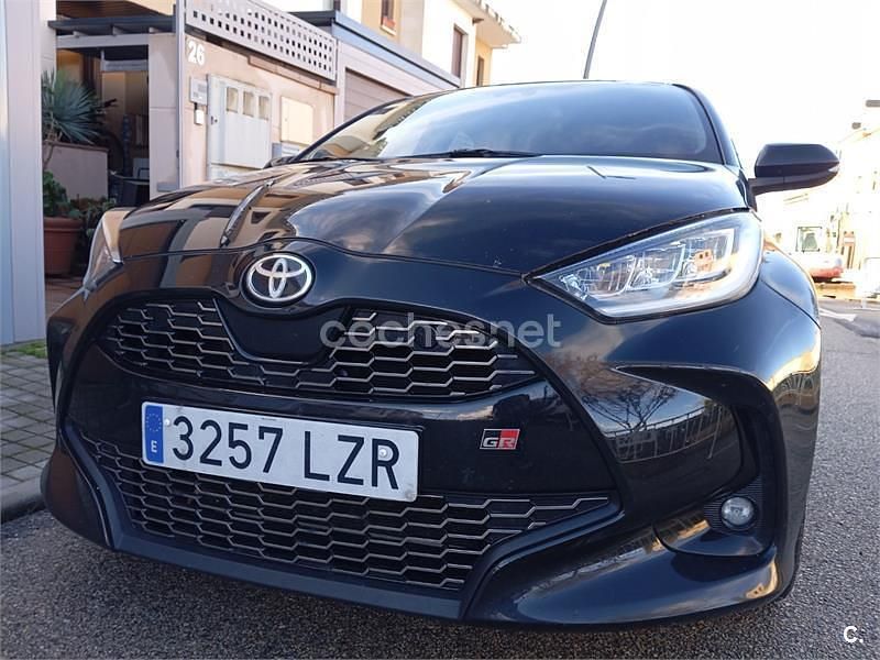 Usado Toyota Yaris Hybrid Edition 116 CV (85 kW) 2022 Negro Berlina