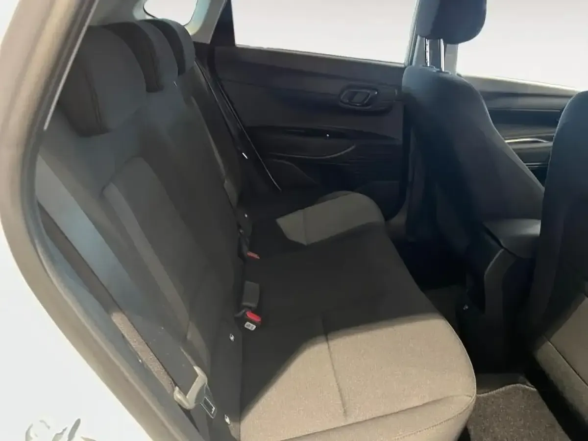Nuevo Hyundai i20 Blackline 90 CV (66 kW) 2026 Gris/plata Utilitario