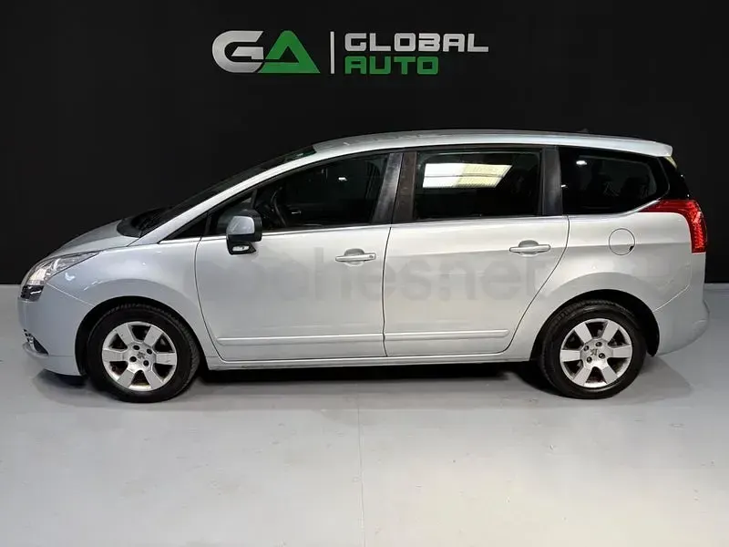 Usado Peugeot 5008 Active 120 CV (88 kW) 2012 Gris / plata Monovolumen