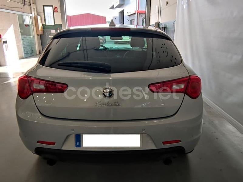 Usado Alfa Romeo Giulietta Distinctive 150 CV (110 kW) 2014 Gris / plata Utilitario