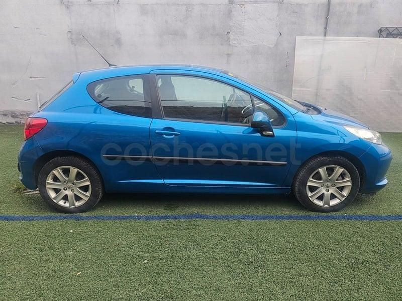 Usado Peugeot 207 90 CV (66 kW) 2006 Azul Berlina