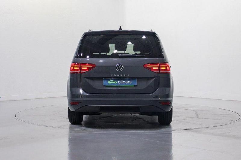 Usado VW Touran Advance 150 CV (110 kW) 2022 Gris / plata Monovolumen