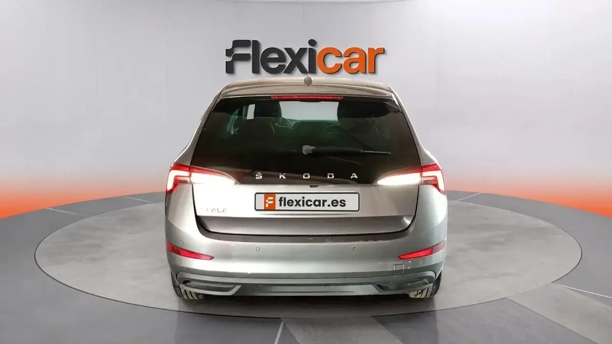 Usado Skoda Scala Selection 116 CV (85 kW) 2024 Gris Utilitario