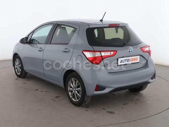 Usado Toyota Yaris Hybrid Active 100 CV (73 kW) 2018 Gris Berlina