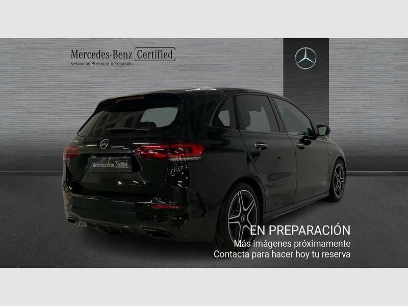 Usado Mercedes B200 150 CV (110 kW) 2022 Negro cosmos (metalizado) Monovolumen