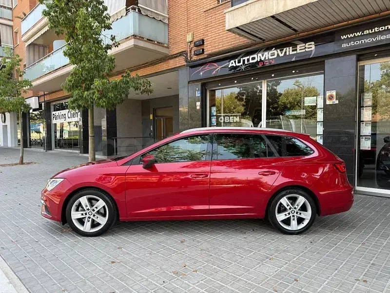 Usado Seat Leon Style 150 CV (110 kW) 2020 Granate Familiar