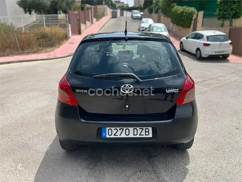 Usado Toyota Yaris Sol 87 CV (63 kW) 2006 Negro Berlina