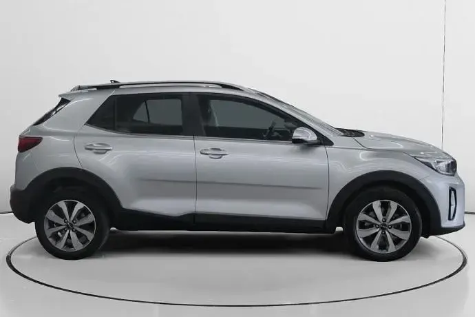 Usado Kia Stonic 101 CV (74 kW) 2024 Gris SUV