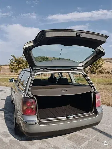 Usado VW Passat Advance 130 CV (95 kW) 2004 Gris / plata Familiar