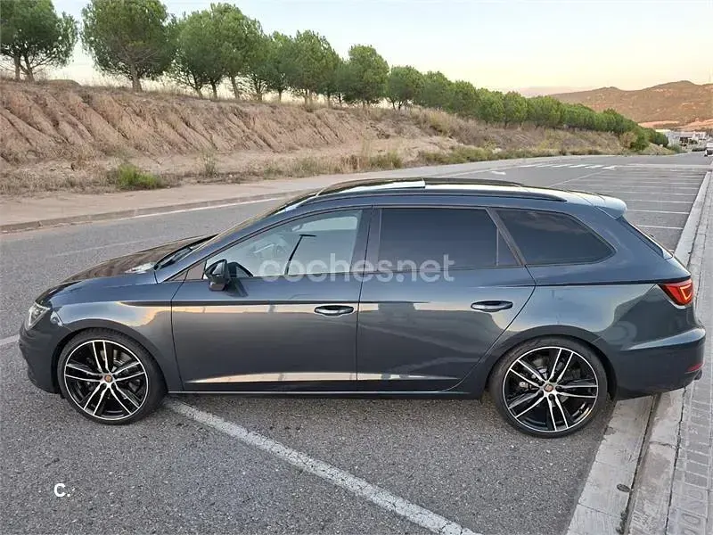 Usado Seat Leon ST 4Drive 300 CV (220 kW) 2020 Gris / plata Familiar