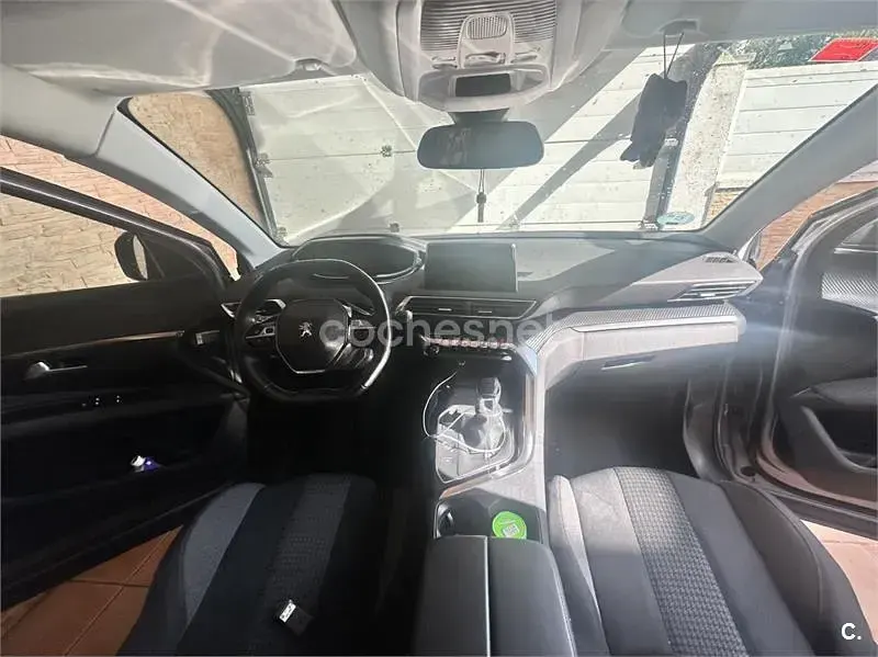 Usado Peugeot 3008 Allure 130 CV (95 kW) 2021 Gris / plata SUV