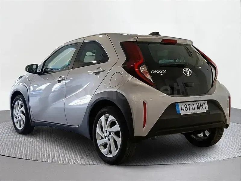 Usado Toyota Aygo X Play 72 CV (52 kW) 2024 Gris / plata SUV