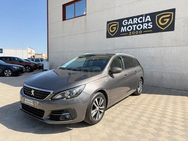 Usado Peugeot 308 130 CV (95 kW) 2022 Gris / plata Familiar
