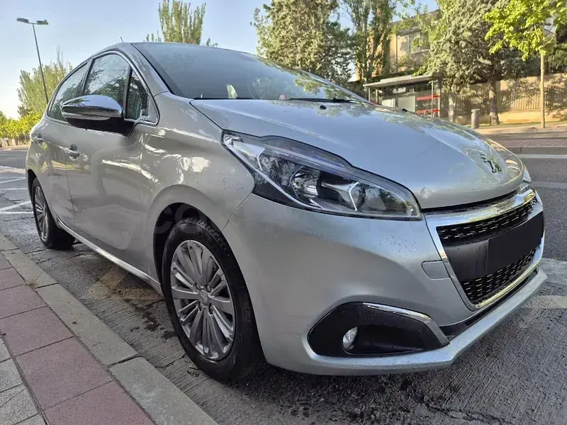 Usado Peugeot 208 Allure 82 CV (60 kW) 2018 Gris / plata Utilitario