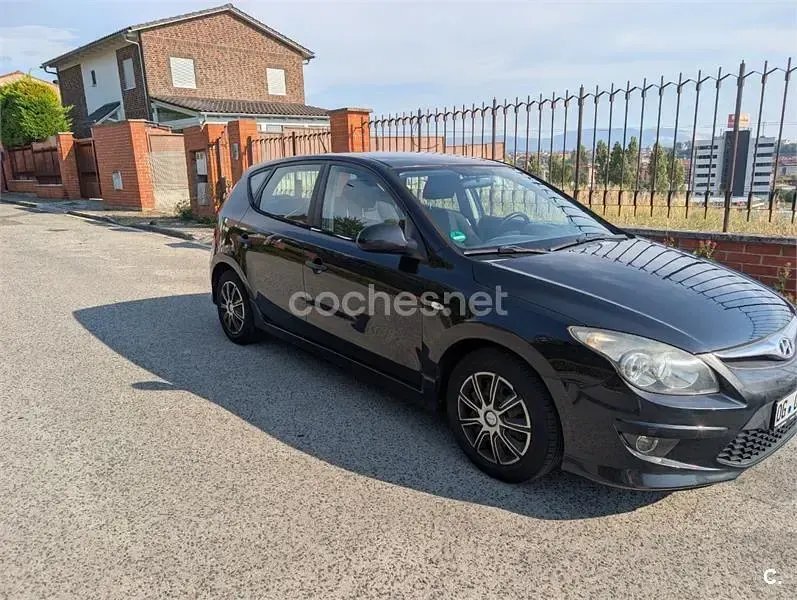 Usado Hyundai i30 Classic 109 CV (80 kW) 2011 Negro Berlina