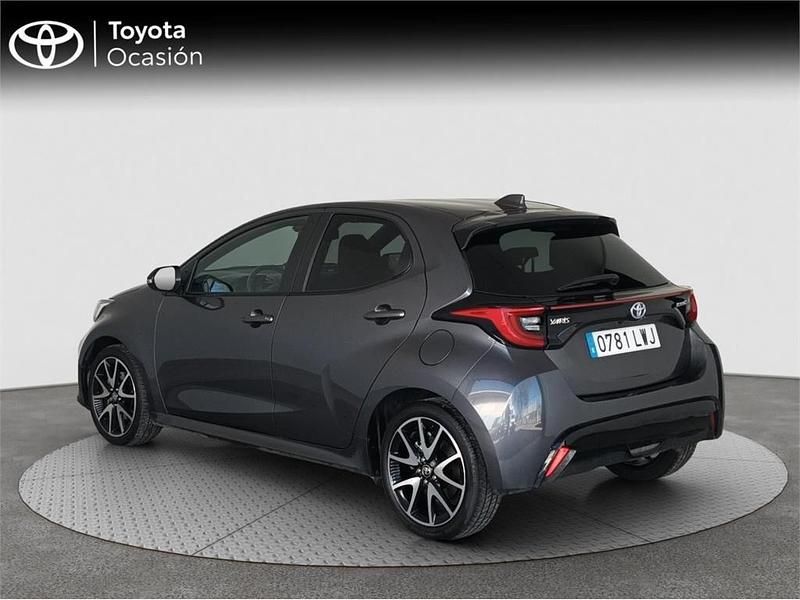 Usado Toyota Yaris Hybrid Style 116 CV (85 kW) 2022 Gris Monovolumen