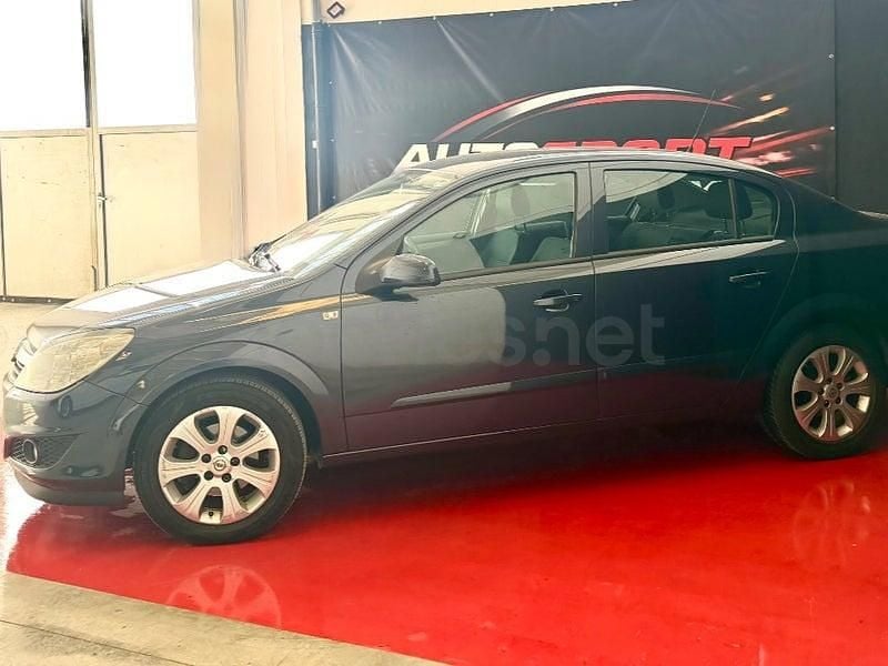 Usado Opel Astra Cosmo 110 CV (80 kW) 2008 Negro Berlina