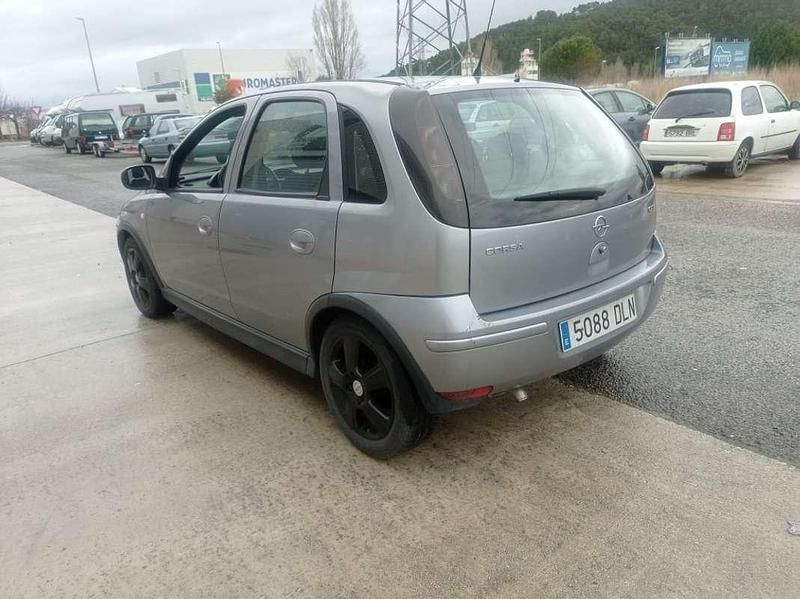 Usado Opel Corsa Essentia 69 CV (50 kW) 2005 Plateado Utilitario