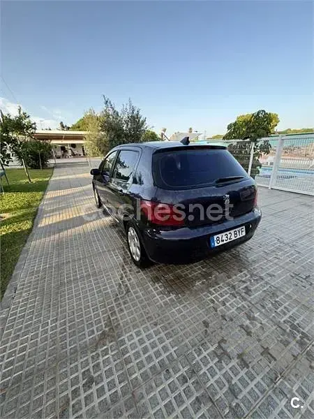 Usado Peugeot 307 90 CV (66 kW) 2002 Violeta / lila Berlina