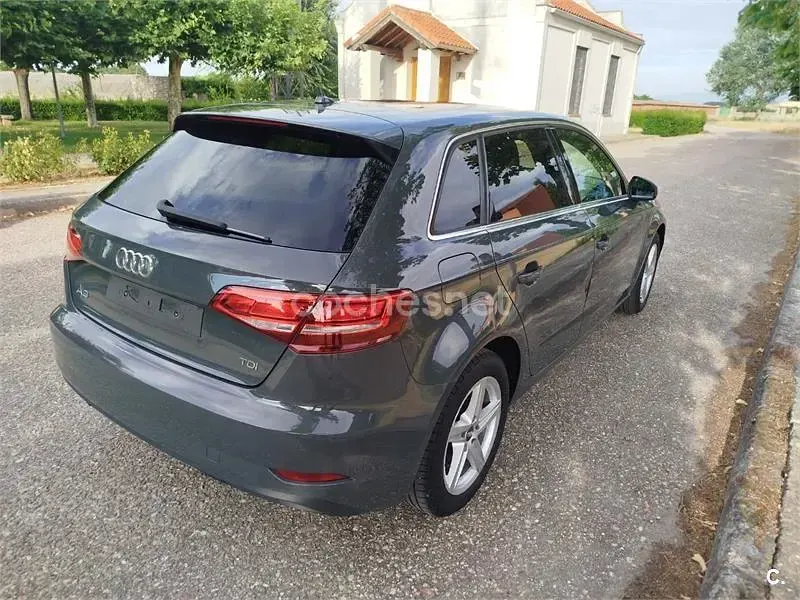 Usado Audi A3 110 CV (80 kW) 2017 Gris / plata Berlina