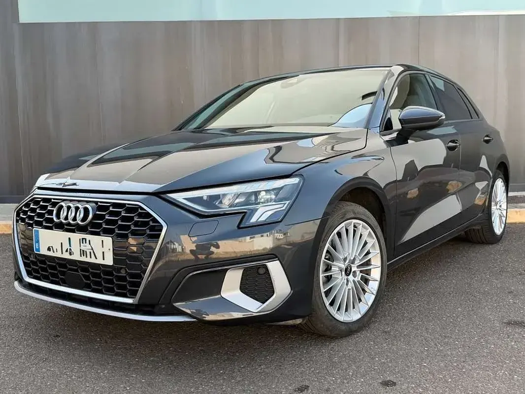 Usado Audi A3 Sportback Advanced Plus 116 CV (85 kW) 2023 Gris Utilitario