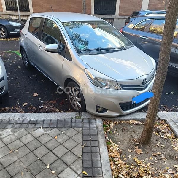 Gris / plata Usado 2013 Toyota Yaris Live Berlina | 7000 € (Buen precio) - Imagen 1/4