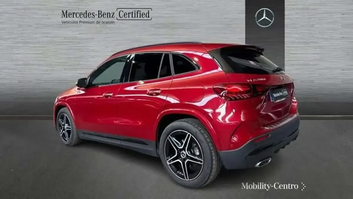 Usado Mercedes GLA200 150 CV (110 kW) 2025 Rojo SUV