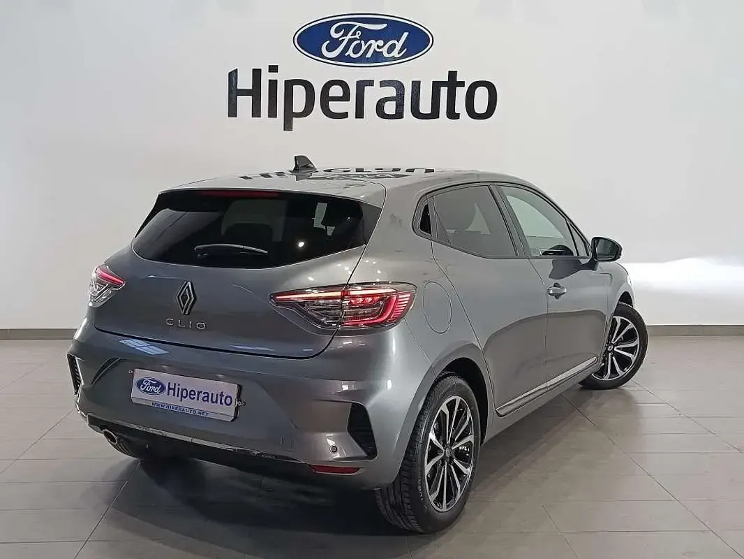 Usado Renault Clio Techno 91 CV (66 kW) 2025 Gris Utilitario