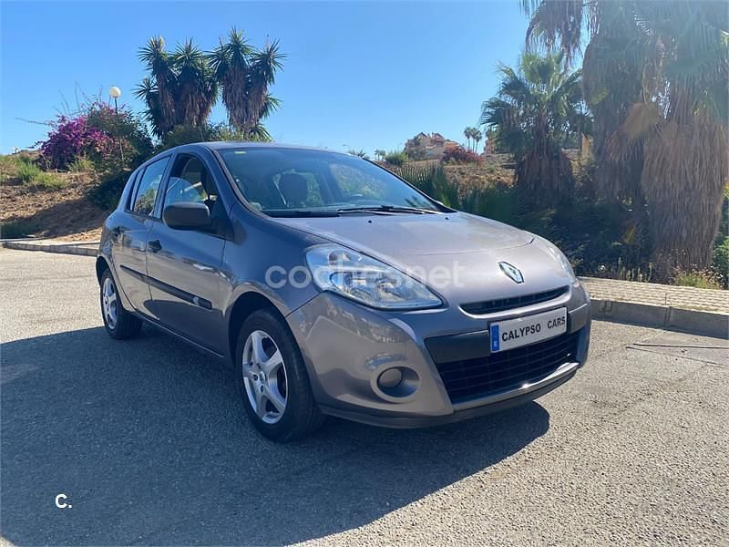Gris / plata Usado 2010 Renault Clio II Authentique Berlina | 4990 € (Precio justo) - Imagen 1/4