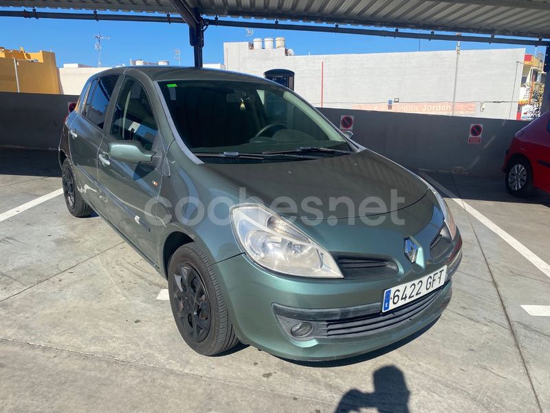 Verde Usado 2008 Renault Clio II Authentique Berlina | 3990 € (Precio justo) - Imagen 1/4