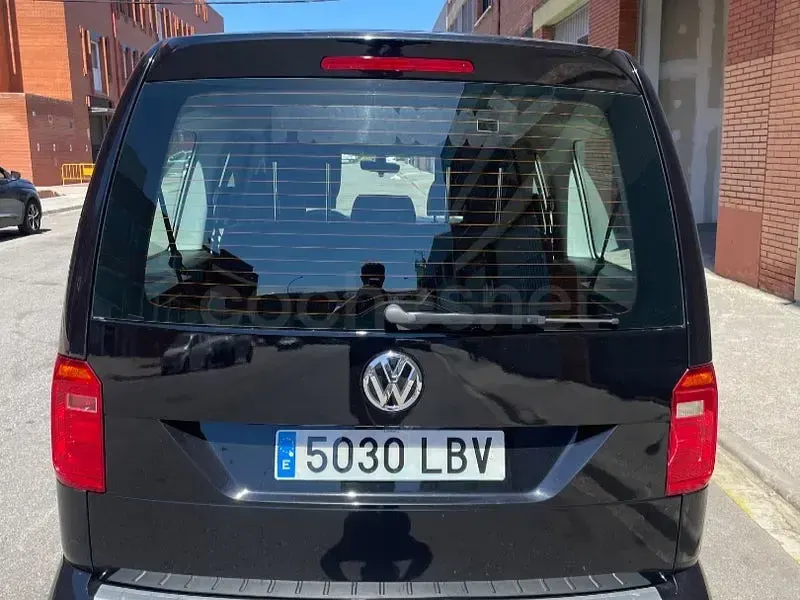 Usado VW Caddy Trendline 110 CV (80 kW) 2019 Negro Monovolumen