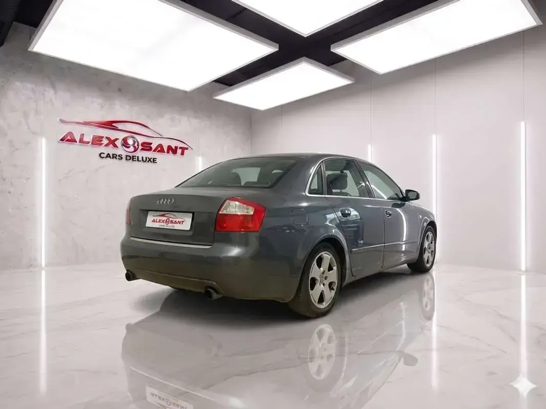 Usado Audi A4 131 CV (96 kW) 2004 Gris Berlina