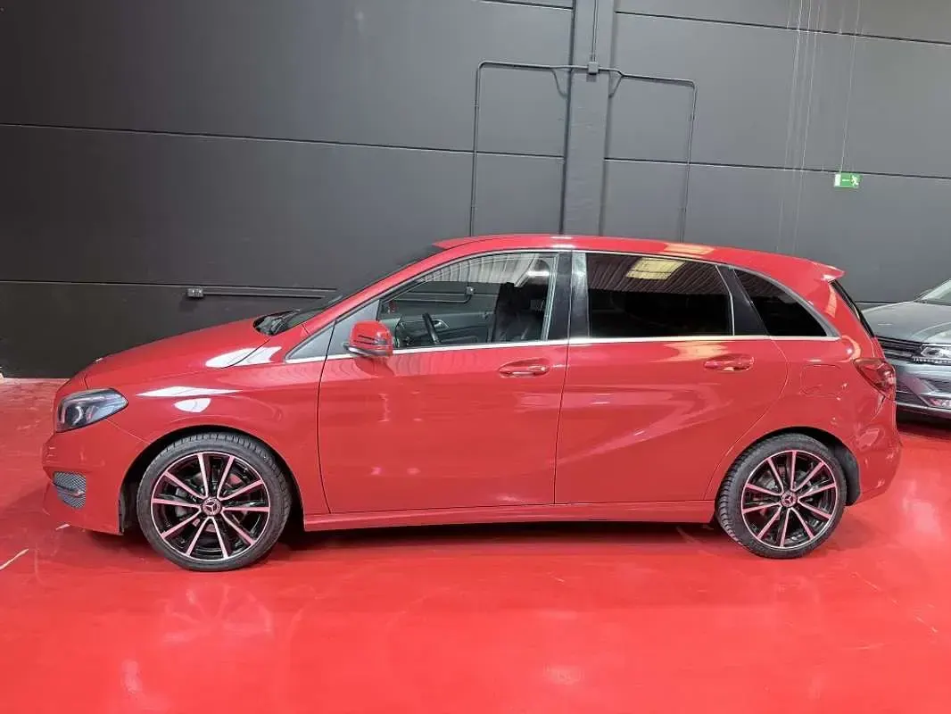 Usado Mercedes B200 136 CV (100 kW) 2018 Rojo Utilitario