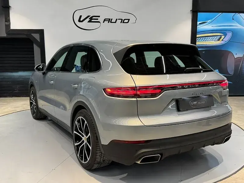 Usado Porsche Cayenne E-Hybrid 462 CV (339 kW) 2021 Gris / plata SUV