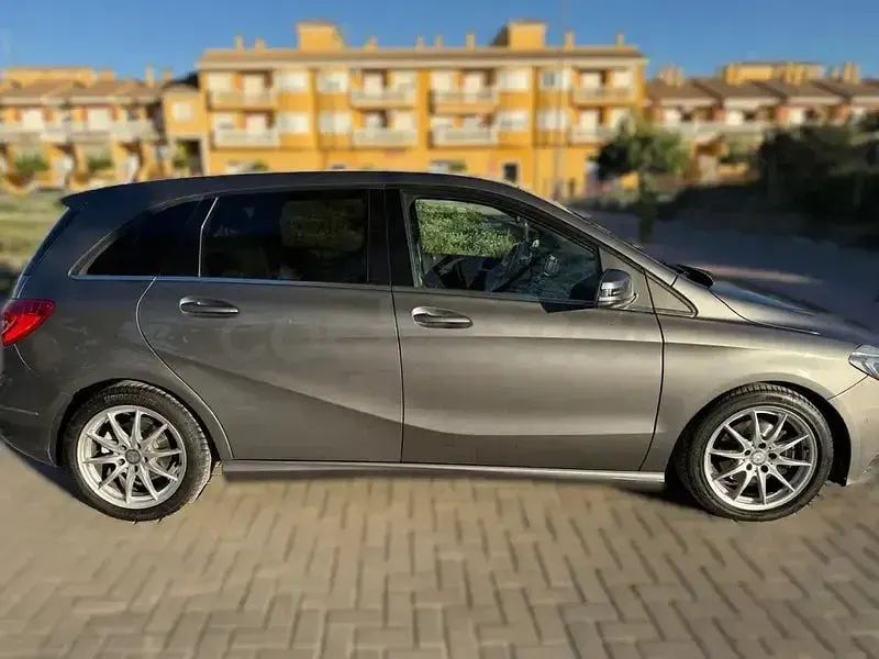 Usado Mercedes B200 136 CV (100 kW) 2014 Gris / plata Utilitario
