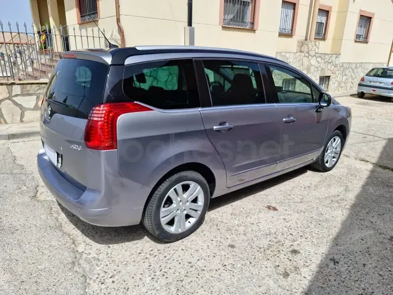 Usado Peugeot 5008 Allure 130 CV (95 kW) 2016 Gris / plata Monovolumen