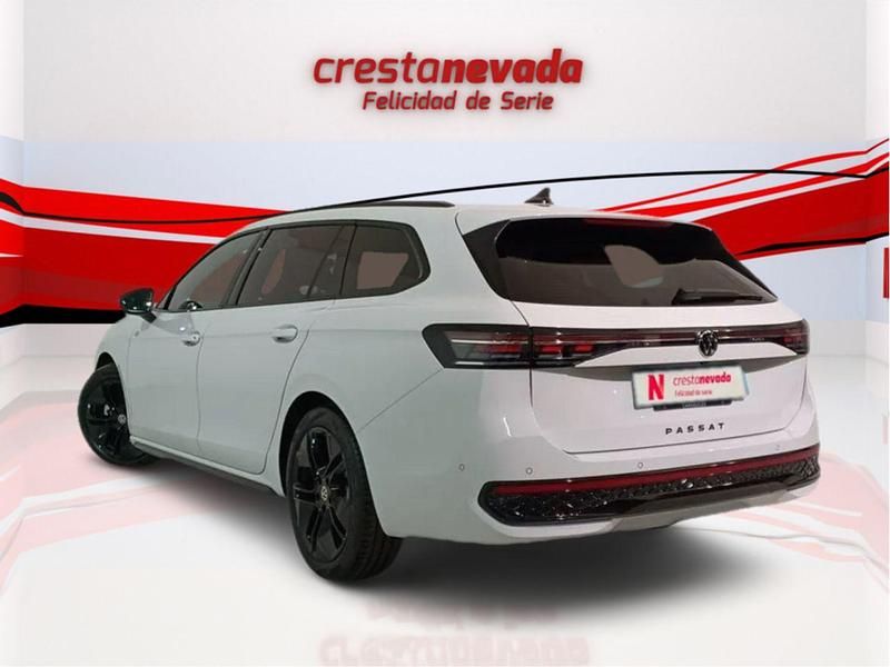 Usado VW Passat R-line 150 CV (110 kW) 2024 Blanco Berlina
