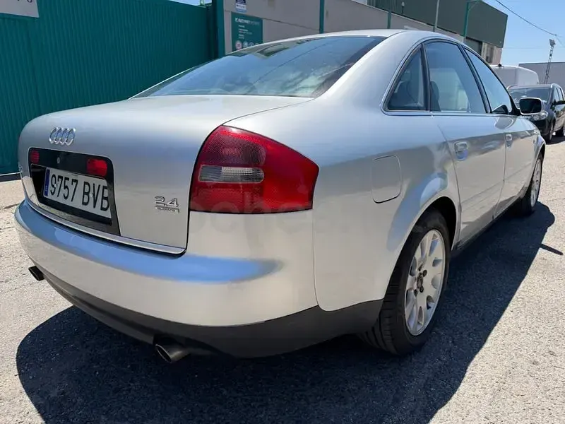 Usado Audi A6 170 CV (125 kW) 2003 Gris / plata Berlina