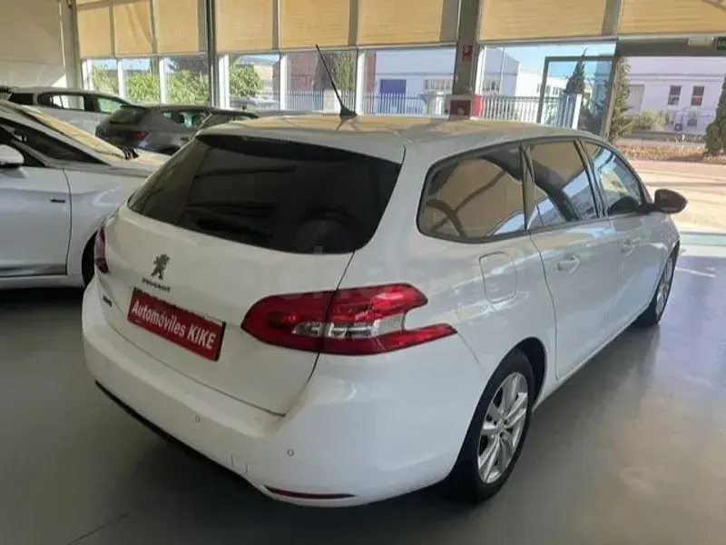 Usado Peugeot 308 SW Active 130 CV (95 kW) 2018 Blanco Familiar