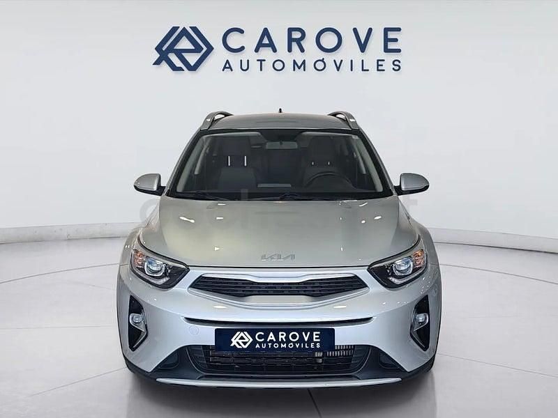 Usado Kia Stonic 100 CV (73 kW) 2022 Gris / plata SUV