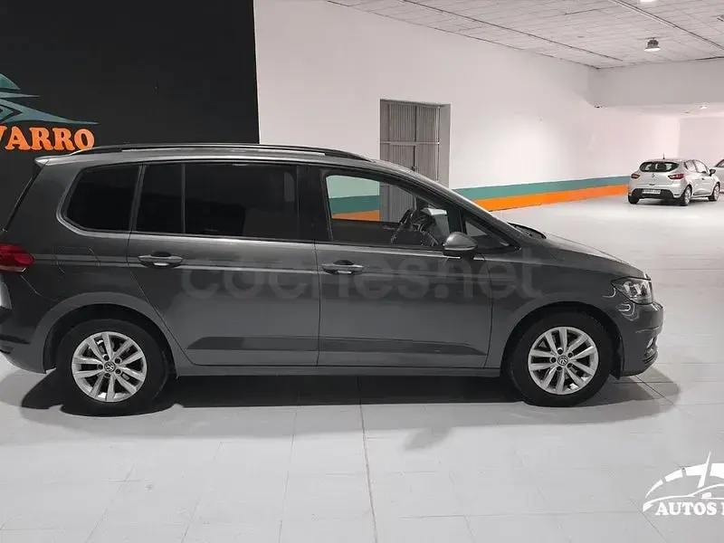 Usado VW Touran Advance 115 CV (84 kW) 2017 Gris / plata Monovolumen