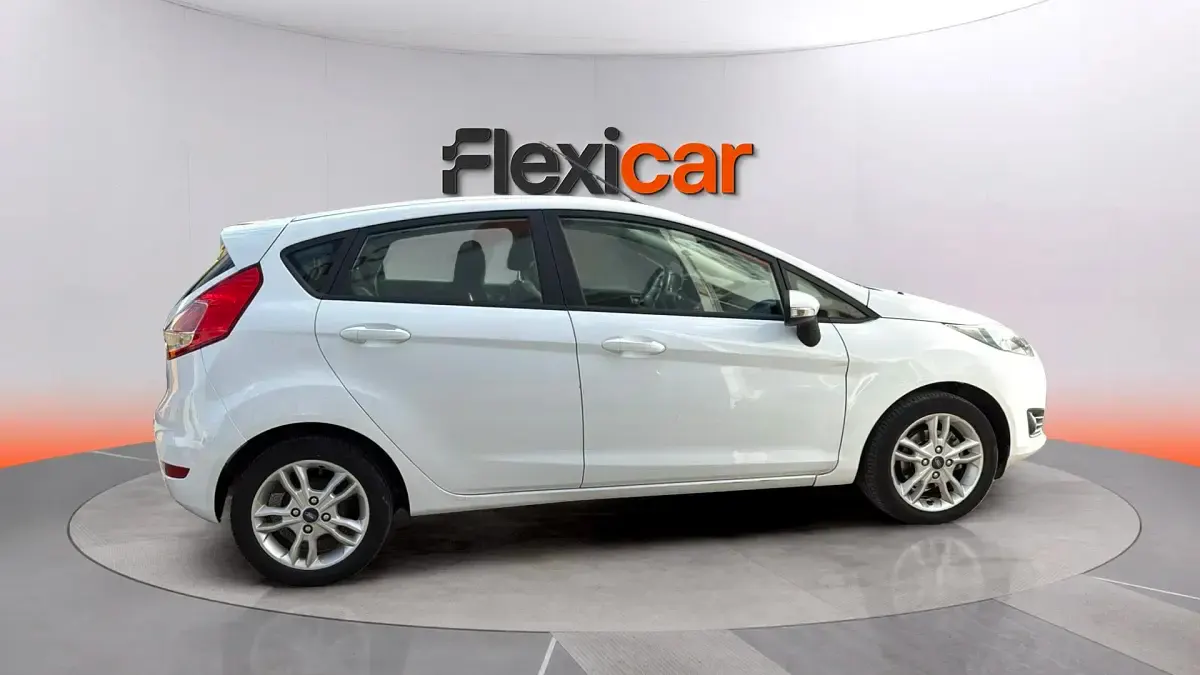Usado Ford Fiesta Trend 75 CV (55 kW) 2017 Blanco Utilitario