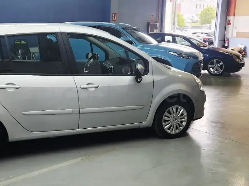 Usado Renault Grand Modus Dynamique 90 CV (66 kW) 2011 Gris / plata Monovolumen