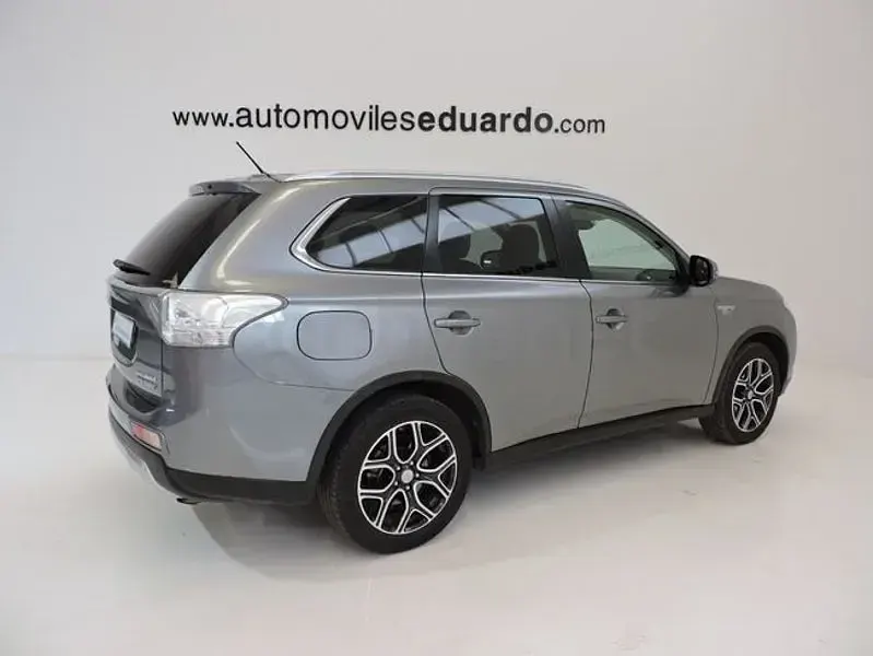 Usado Mitsubishi Outlander P-HEV 203 CV (149 kW) 2015 Gris / plata SUV