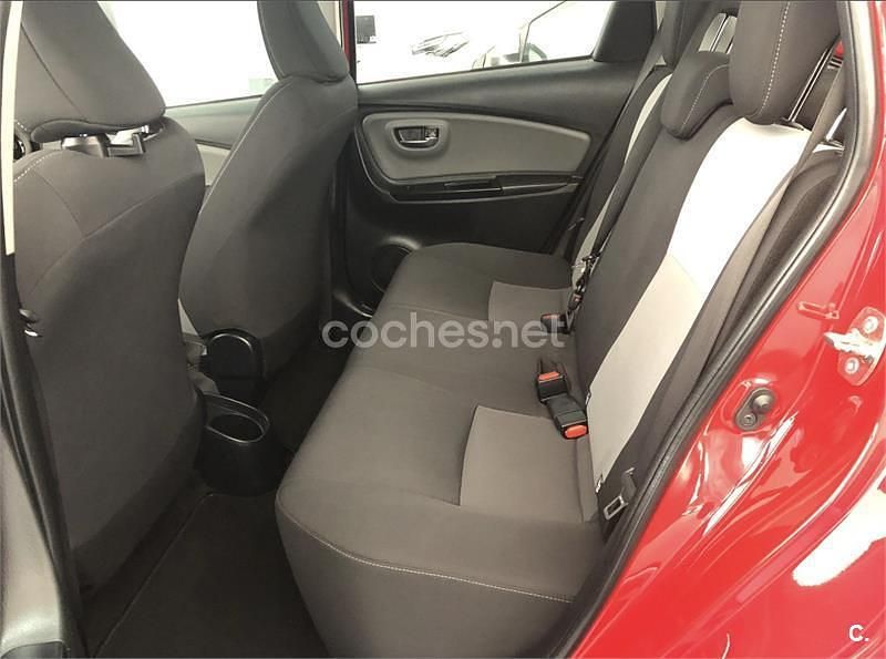 Usado Toyota Yaris Active 69 CV (50 kW) 2019 Rojo Berlina