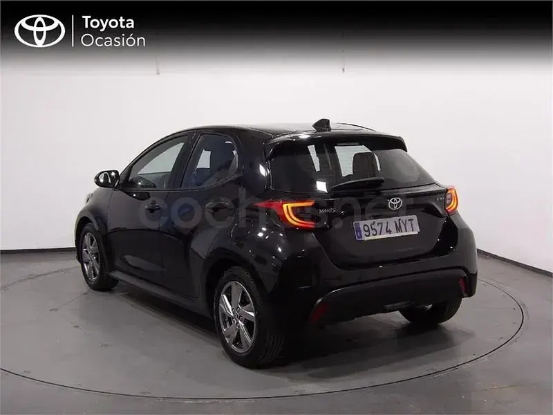 Usado Toyota Yaris Hybrid Active 116 CV (85 kW) 2025 Negro Berlina