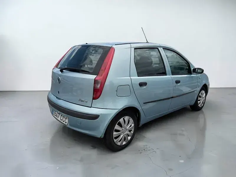 Usado Fiat Punto 60 CV (44 kW) 2002 Azul Utilitario